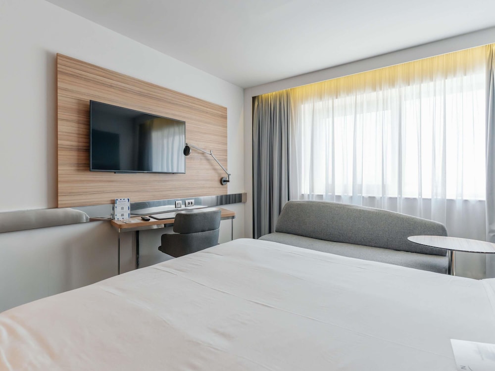 Habitación Superior con Cama Queen y Sofá del hotel Novotel Istanbul Zeytinburnu. Foto 5