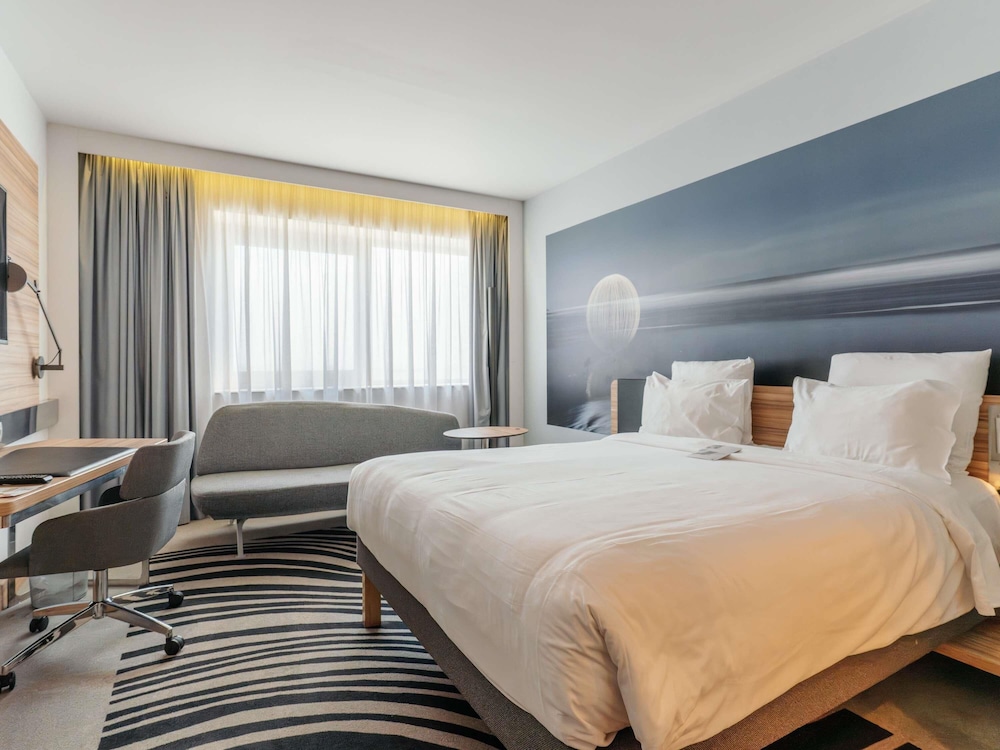 Habitación Superior con Cama Queen y Sofá del hotel Novotel Istanbul Zeytinburnu. Foto 6