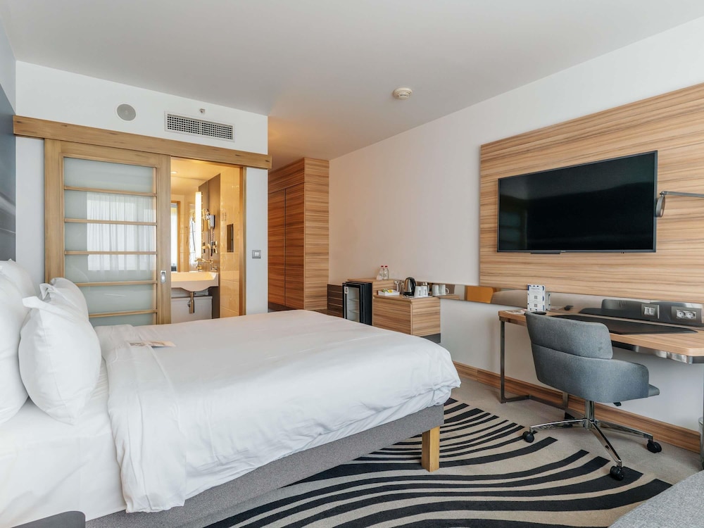 Habitación Superior con Cama Queen y Sofá del hotel Novotel Istanbul Zeytinburnu. Foto 9