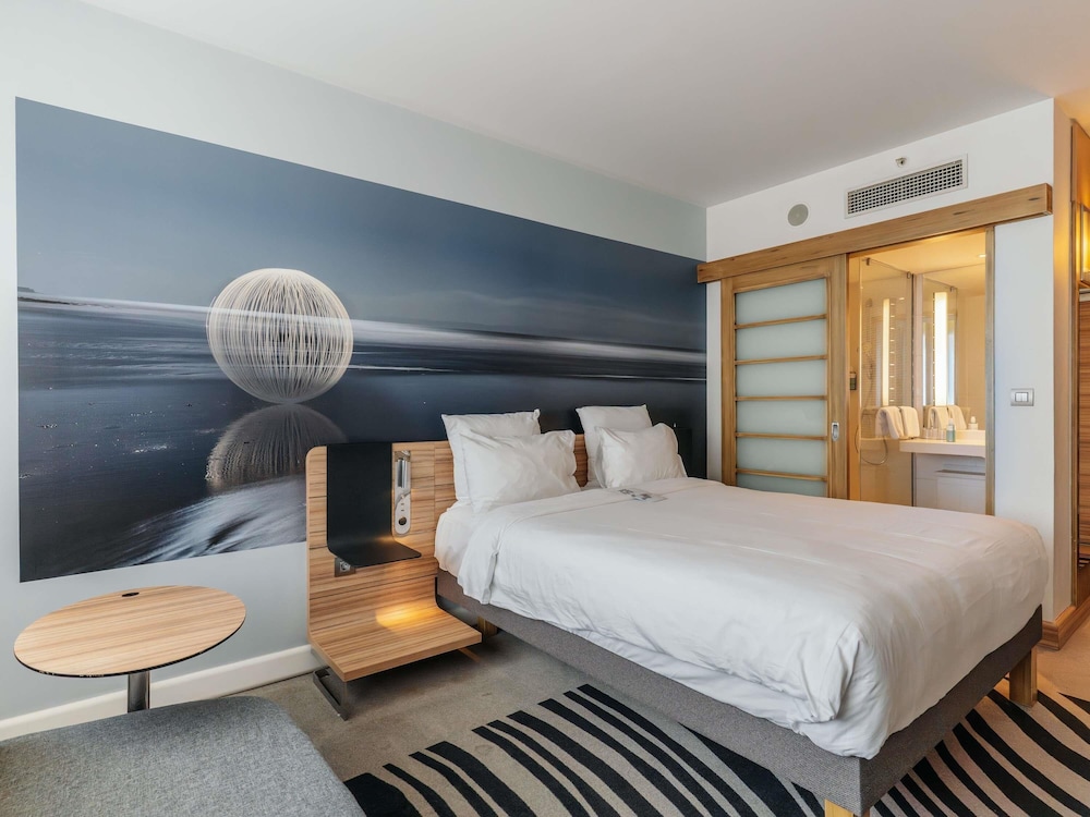 Habitación Superior con Cama Queen y Sofá del hotel Novotel Istanbul Zeytinburnu. Foto 10