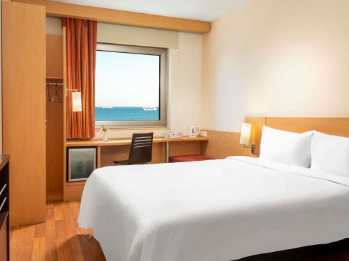 Habitación Doble Estándar del hotel Ibis Istanbul Zeytinburnu. Foto 1