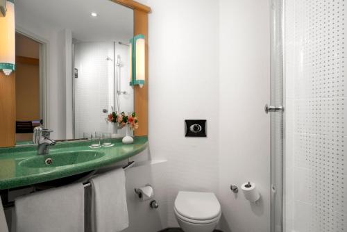 Habitación Doble Estándar del hotel Ibis Istanbul Zeytinburnu. Foto 6