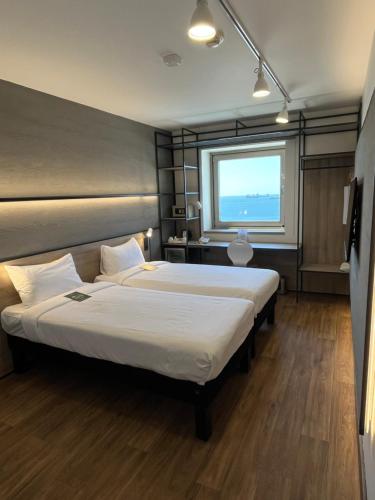 Habitación Superior con vistas al mar del hotel Ibis Istanbul Zeytinburnu. Foto 6