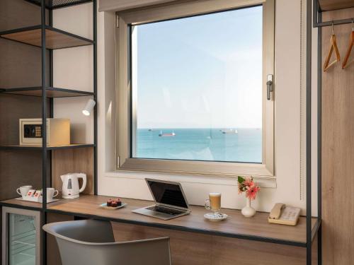 Habitación Doble Superior con vistas al mar del hotel Ibis Istanbul Zeytinburnu. Foto 2