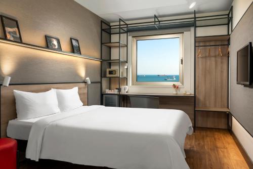 Habitación Doble Superior con vistas al mar del hotel Ibis Istanbul Zeytinburnu. Foto 6