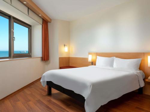 Habitación Doble Premium con vistas al mar del hotel Ibis Istanbul Zeytinburnu. Foto 1