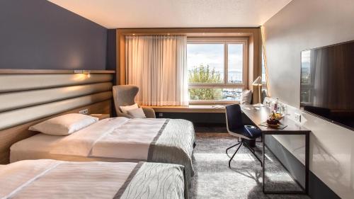 Deluxe Twin Lake View Room del hotel Mövenpick Lausanne