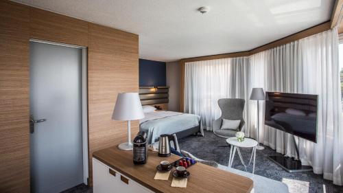 Junior Suite Lake View del hotel Mövenpick Lausanne. Foto 1