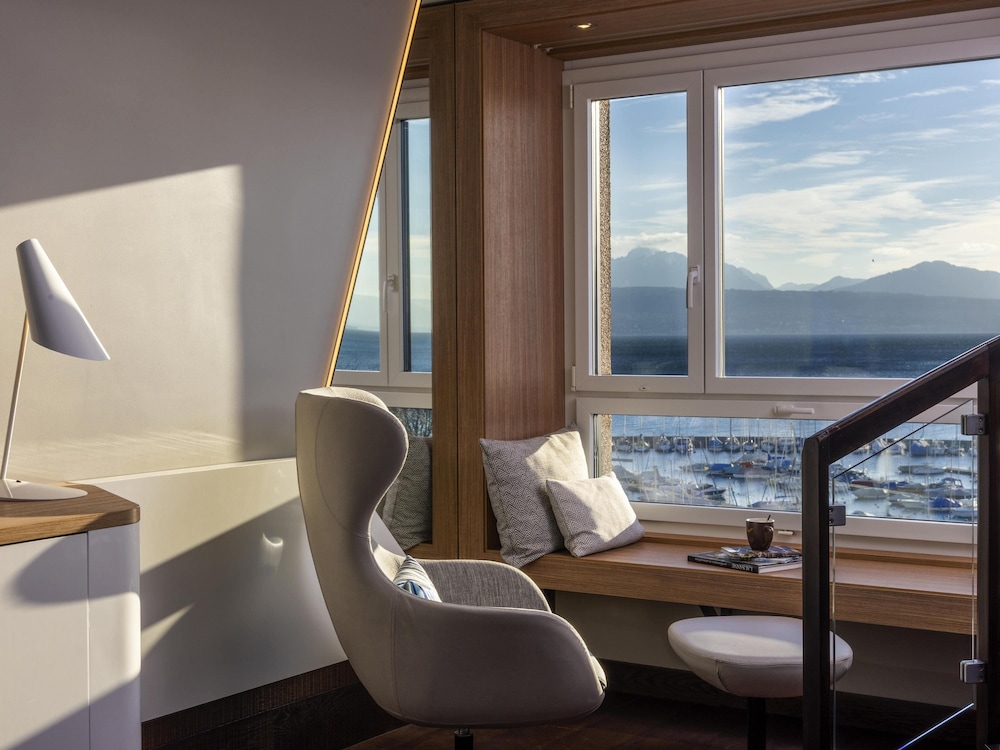 Duplex Suite king size bed lake view del hotel Mövenpick Lausanne. Foto 4