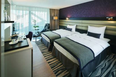 Premium Twin Room with Partial Lake View del hotel Mövenpick Lausanne
