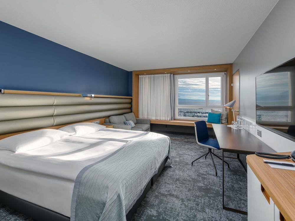 Deluxe Queen Bed Lake view del hotel Mövenpick Lausanne
