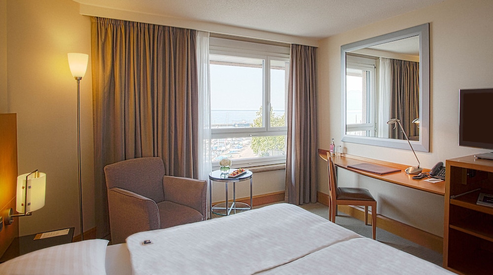 Deluxe Queen Bed Lake view del hotel Mövenpick Lausanne. Foto 3