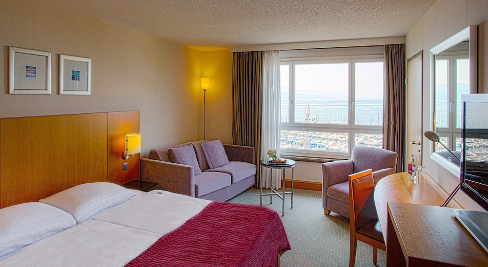 Deluxe Queen Bed Lake view del hotel Mövenpick Lausanne. Foto 4