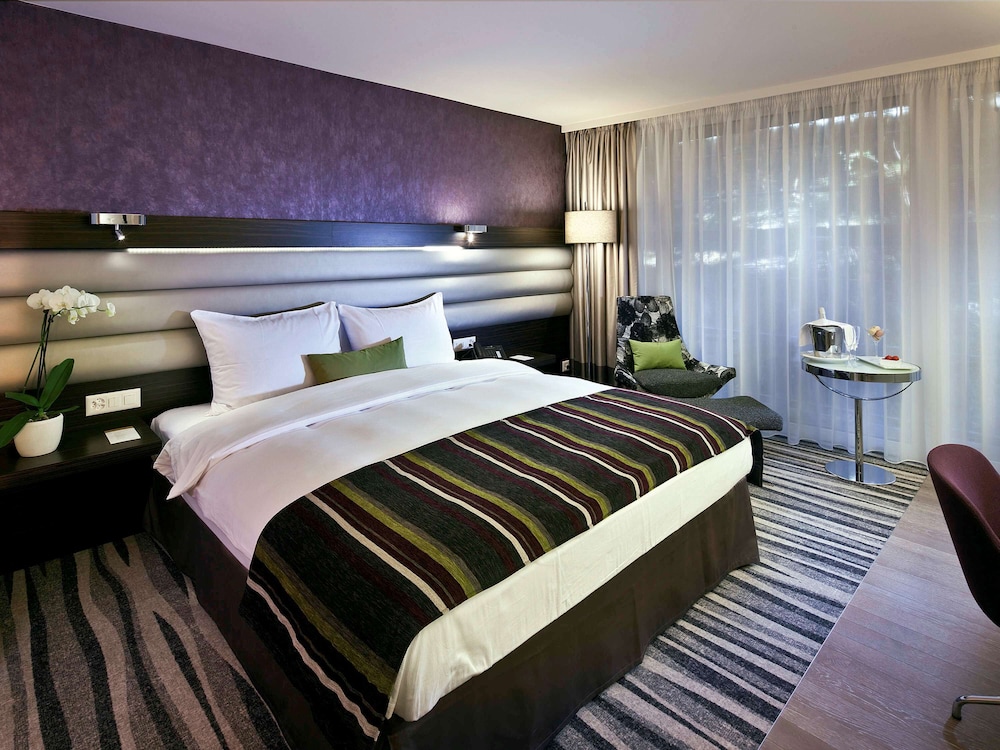 Premium Queen Bed del hotel Mövenpick Lausanne. Foto 1