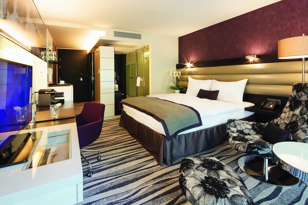Premium Queen Bed del hotel Mövenpick Lausanne. Foto 4