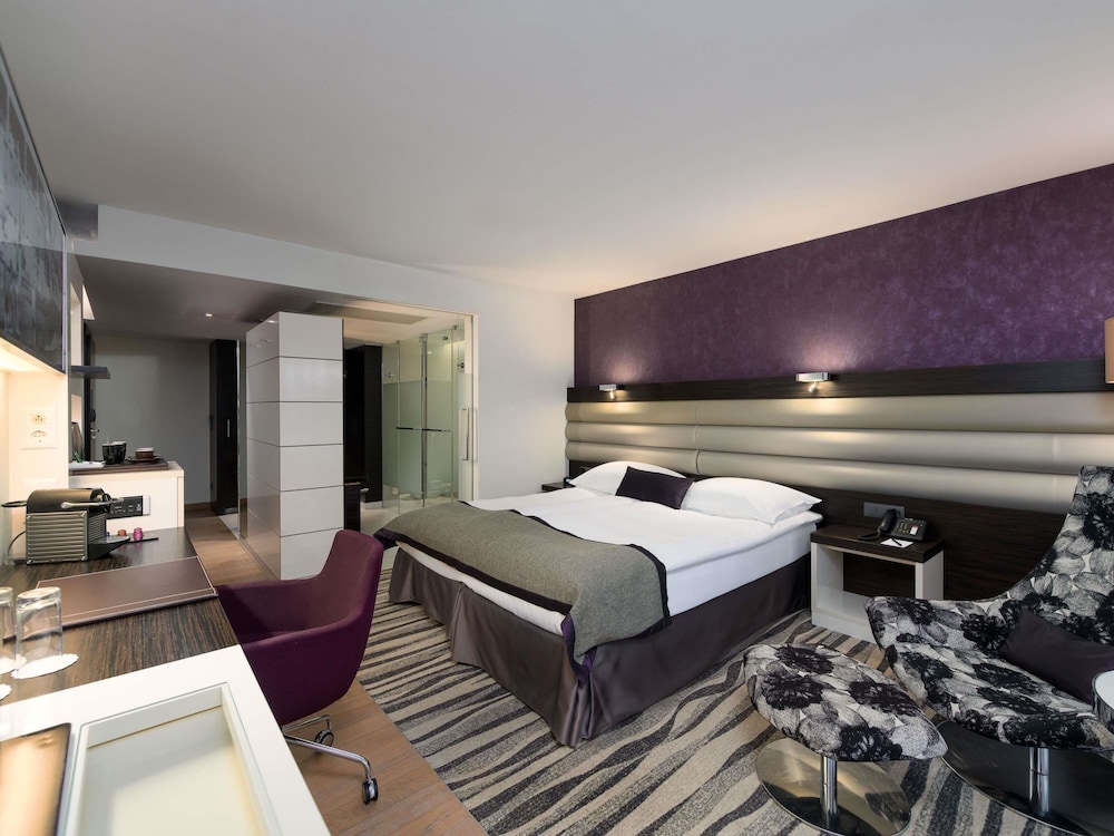 Premium Queen Bed del hotel Mövenpick Lausanne. Foto 9