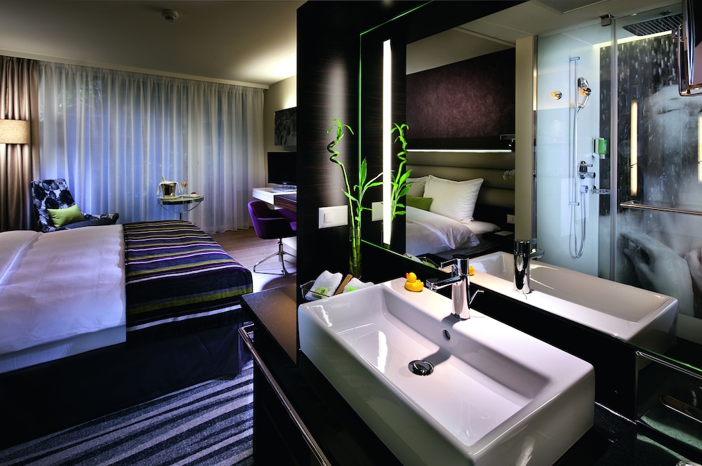 Premium Queen Bed del hotel Mövenpick Lausanne. Foto 11