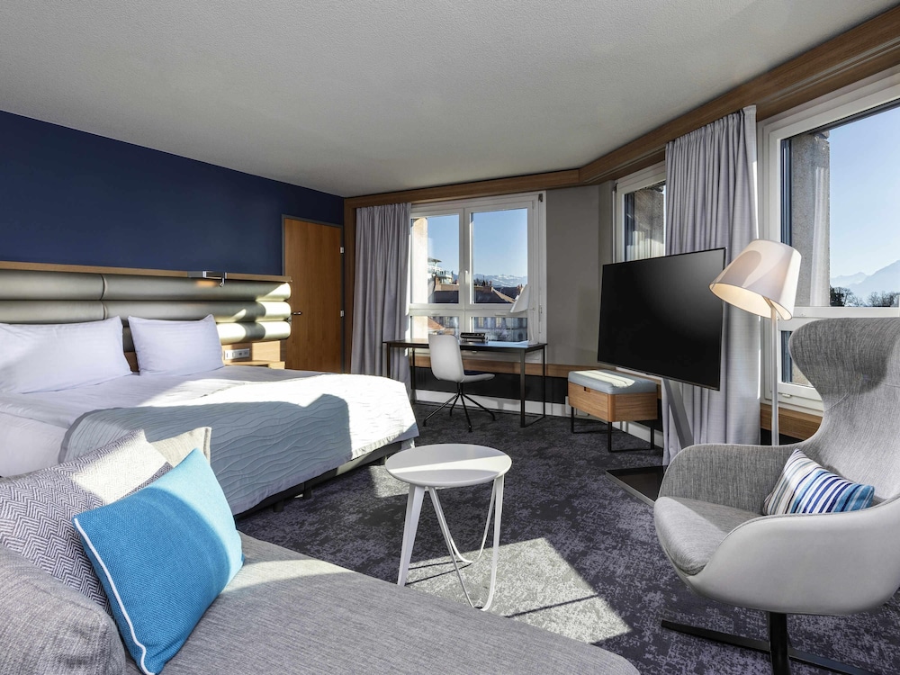 Junior Suite Lake View del hotel Mövenpick Lausanne. Foto 1