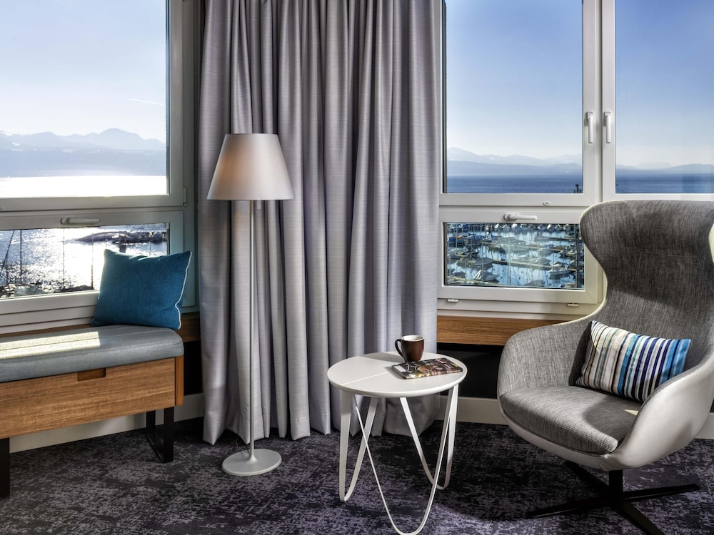 Junior Suite Lake View del hotel Mövenpick Lausanne. Foto 3