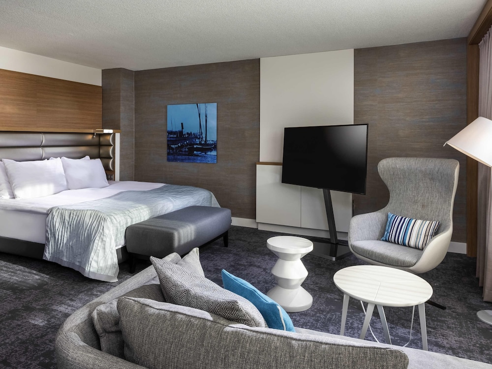 Duplex Suite king size bed lake view del hotel Mövenpick Lausanne