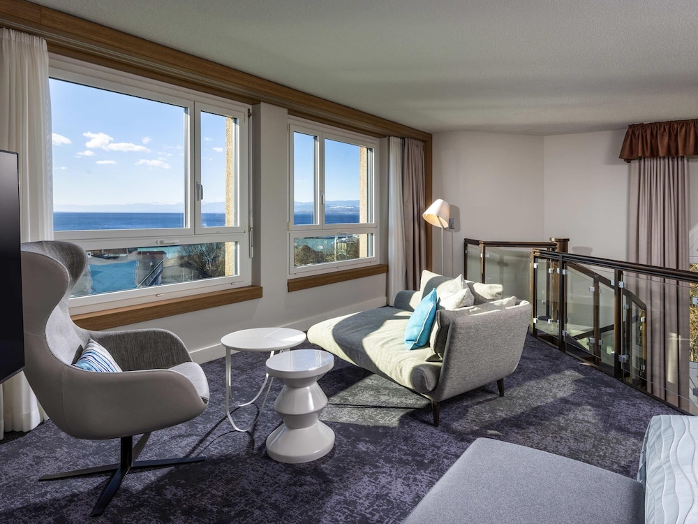 Duplex Suite king size bed lake view del hotel Mövenpick Lausanne. Foto 2