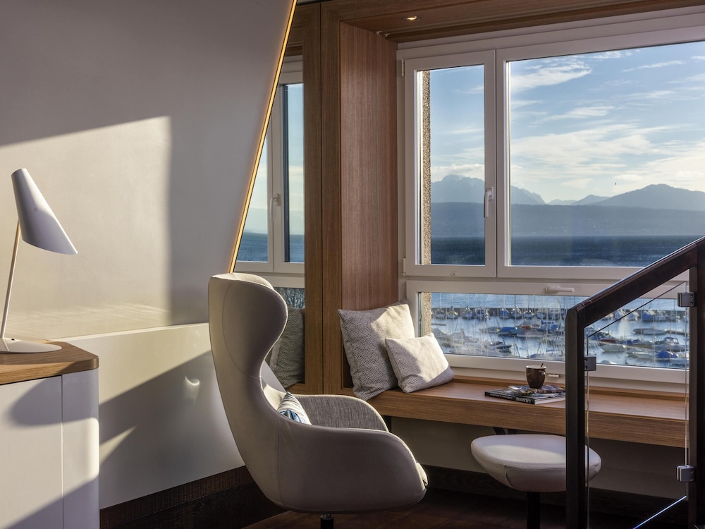 Duplex Suite king size bed lake view del hotel Mövenpick Lausanne. Foto 4