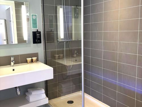 Standard Double Room and Sofa Bed del hotel Ibis Styles Lorient Caudan. Foto 1