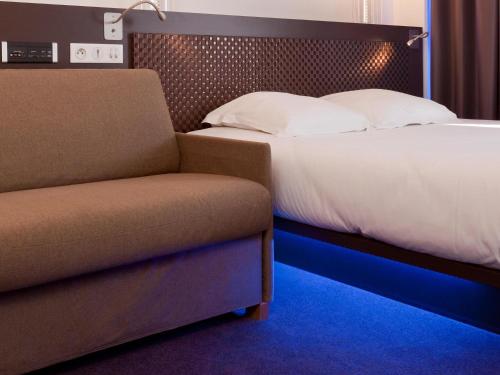 Standard Double Room and Sofa Bed del hotel Ibis Styles Lorient Caudan. Foto 2