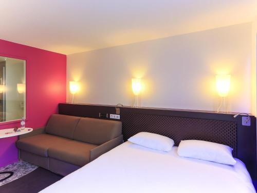Standard Double Room and Sofa Bed del hotel Ibis Styles Lorient Caudan. Foto 3