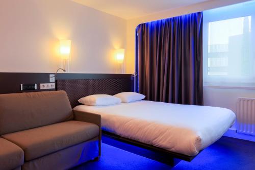 Habitación Familiar Estándar con 1 cama doble y 1 sofá cama del hotel Ibis Styles Lorient Caudan. Foto 1