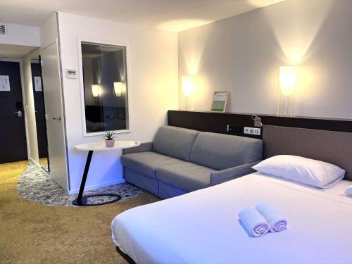 Habitación Familiar Estándar con sofá - 1 cama doble del hotel Ibis Styles Lorient Caudan. Foto 1