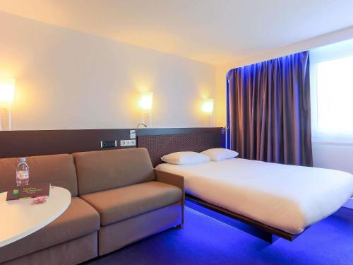 Habitación Familiar Estándar con sofá - 1 cama doble del hotel Ibis Styles Lorient Caudan. Foto 3