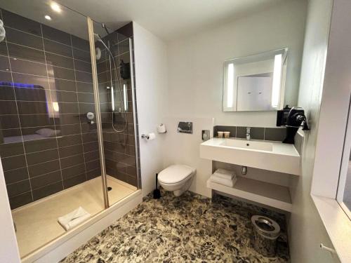 Habitación Familiar Estándar con sofá - 1 cama doble del hotel Ibis Styles Lorient Caudan. Foto 4
