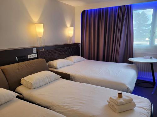 Habitación Familiar Estándar con sofá - 1 cama doble del hotel Ibis Styles Lorient Caudan. Foto 6