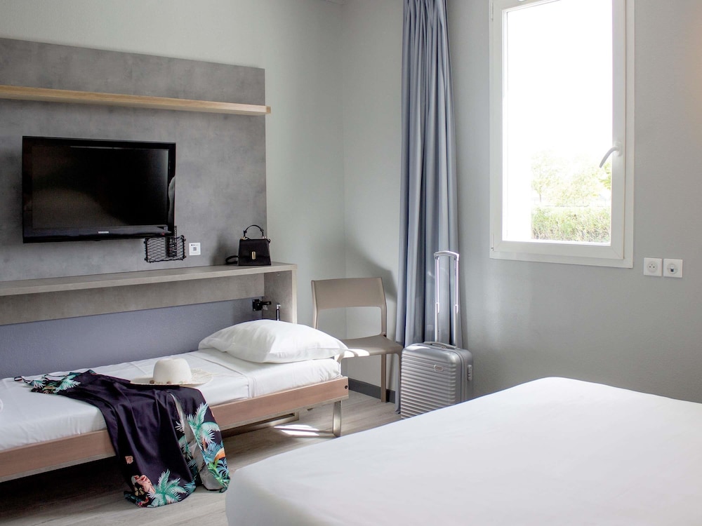 Habitación triple Standard con cama doble y cama individual del hotel ibis budget Lunel Porte de Camargue