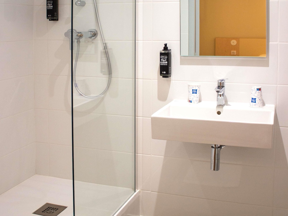 Habitación Premium doble con cama doble del hotel ibis budget Lunel Porte de Camargue. Foto 1