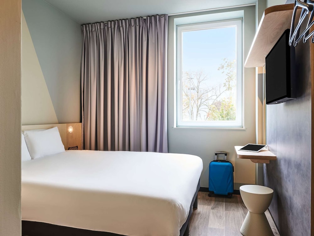 Habitacion Standard con 1 cama doble del hotel ibis budget Lunel Porte de Camargue. Foto 1
