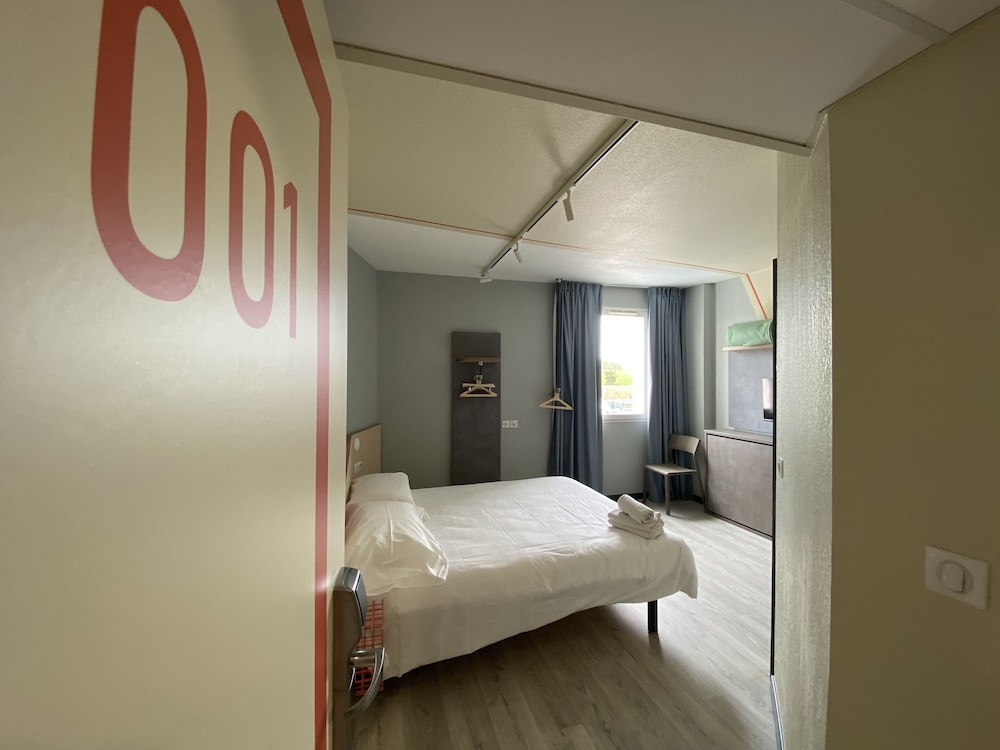 Habitacion Standard con 1 cama doble del hotel ibis budget Lunel Porte de Camargue. Foto 3