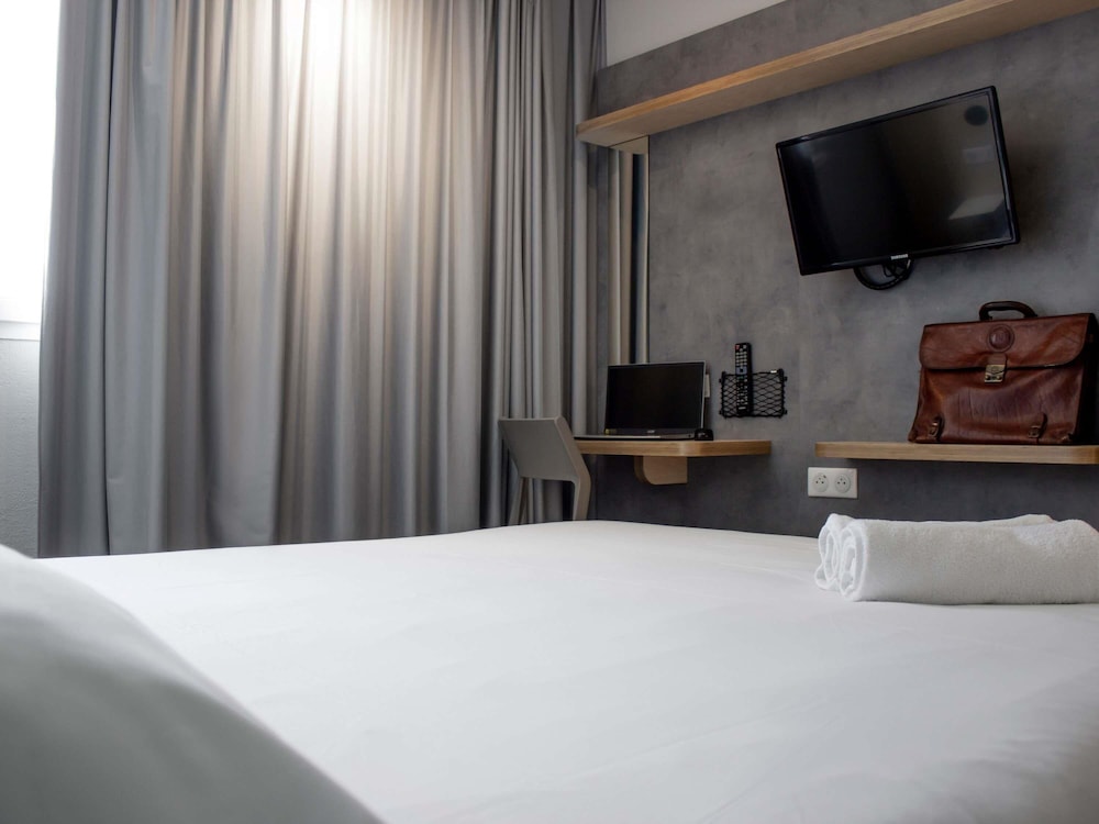Habitacion Standard con 1 cama doble del hotel ibis budget Lunel Porte de Camargue. Foto 4