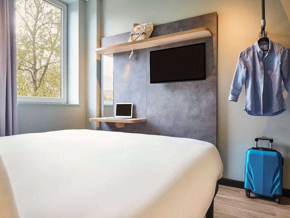 Habitación triple Standard con cama doble y cama individual del hotel ibis budget Lunel Porte de Camargue