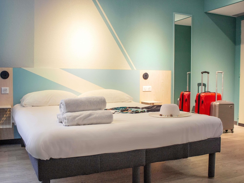 Habitación triple Standard con cama doble y cama individual del hotel ibis budget Lunel Porte de Camargue. Foto 3