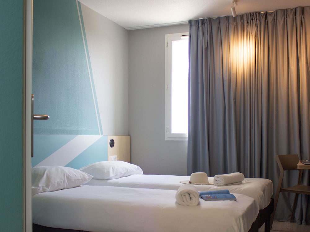 Habitación Standard con 2 camas individuales del hotel ibis budget Lunel Porte de Camargue