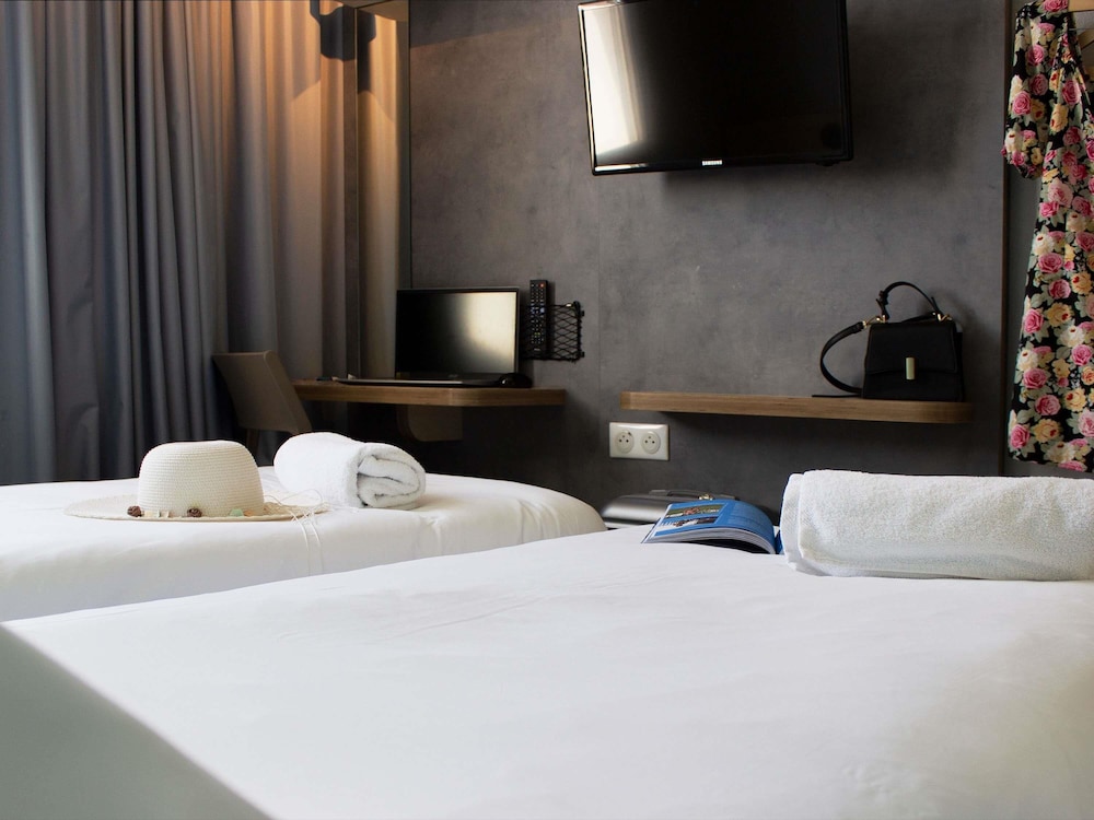 Habitación Standard con 2 camas individuales del hotel ibis budget Lunel Porte de Camargue. Foto 4