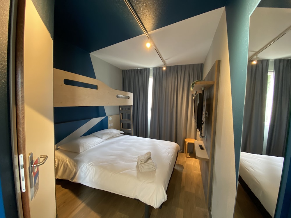 Habitación Premium doble con cama doble del hotel ibis budget Lunel Porte de Camargue. Foto 1