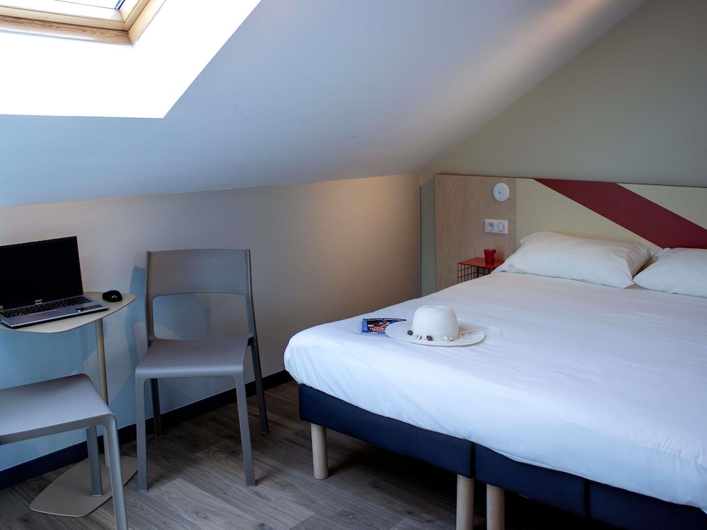 Habitación Premium doble con cama doble del hotel ibis budget Lunel Porte de Camargue. Foto 3