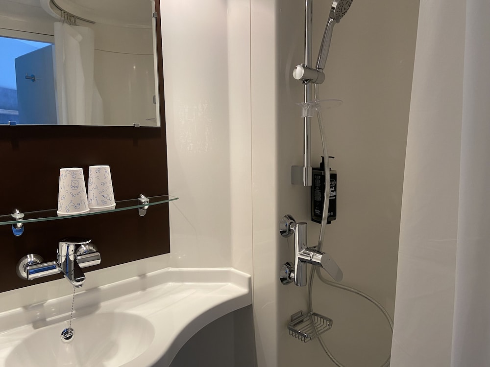 Habitación Premium doble con cama doble del hotel ibis budget Lunel Porte de Camargue. Foto 5