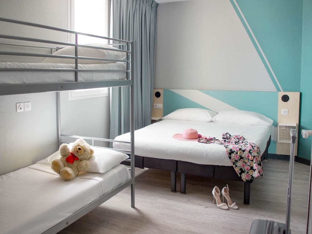 Habitación Standard con 1 cama doble y 2 camas individuales del hotel ibis budget Lunel Porte de Camargue