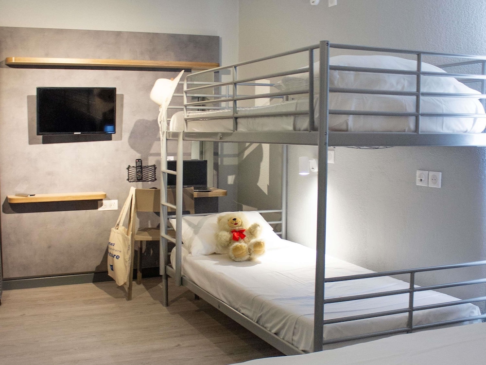 Habitación Standard con 1 cama doble y 2 camas individuales del hotel ibis budget Lunel Porte de Camargue. Foto 3