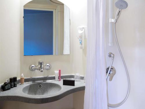 Habitación Triple del hotel Ibis Budget Albi Terssac. Foto 1