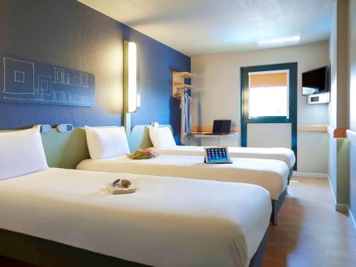 Habitación Triple del hotel Ibis Budget Albi Terssac. Foto 9
